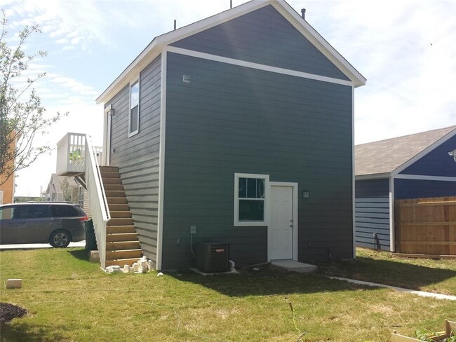Building Photo - 340 Perry St Unit Garage Apartment
