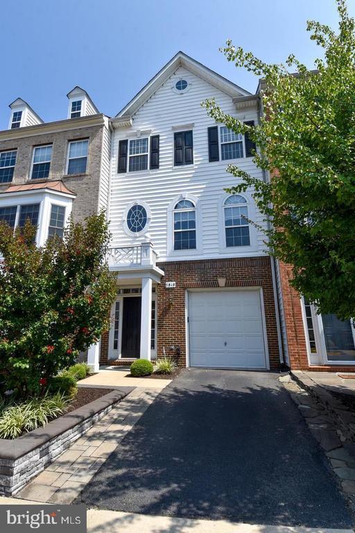 7810 Locust Leaf Ln