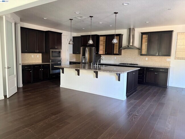 575 W Strauss Dr