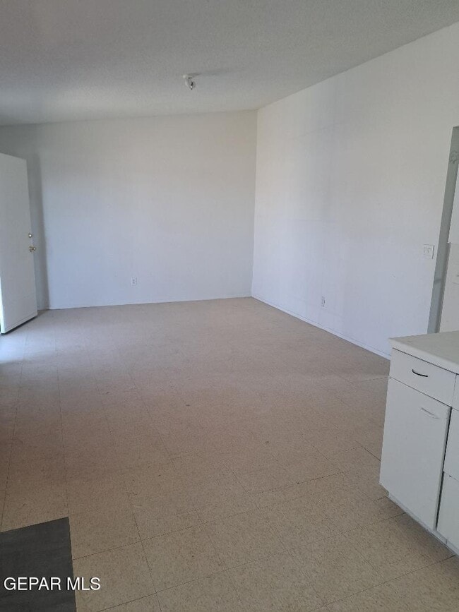 Building Photo - 623 NE Davis St Unit 7