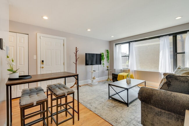 Building Photo - 7425 N Sheridan Rd Unit ID1305531P