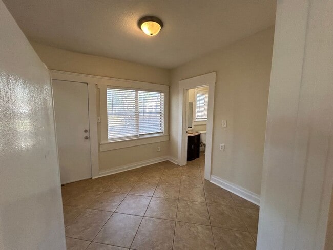 Photo - Large 3/2 Close to Downtown