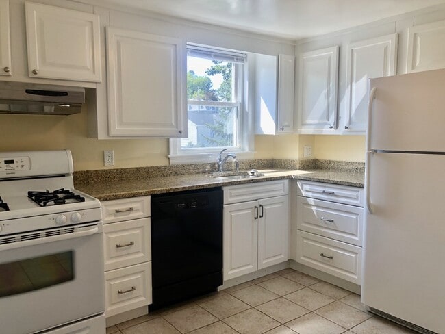 Building Photo - 17 Hatfield Rd Unit 17