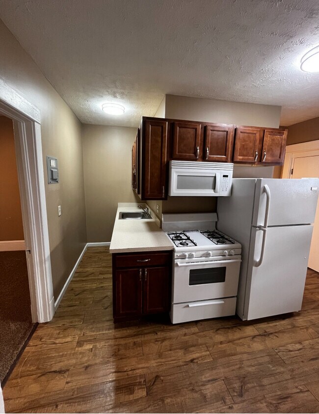 Kitchen 1 - C Roberto Crossing