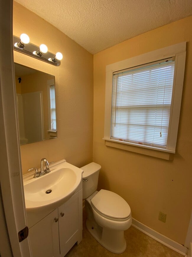 Photo - 102 Thomas Ave SE