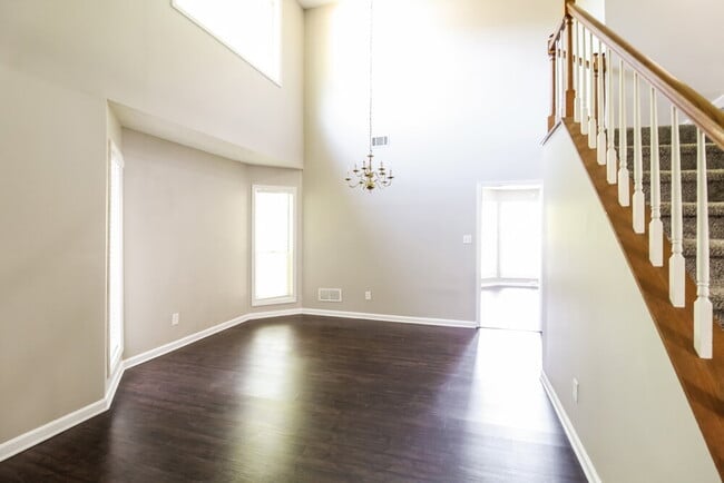 Photo - 671 Woodstone Rd