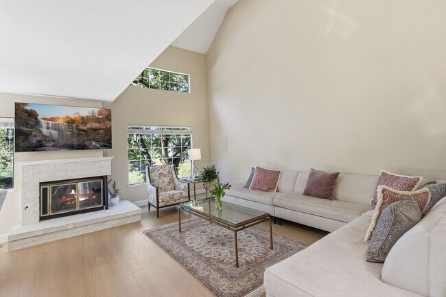 Photo - 121 Haslemere Ct