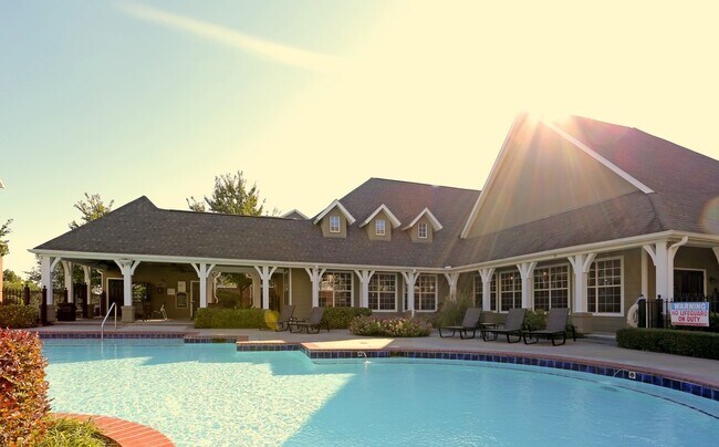 Piscina comunitaria arquitectónica en los apartamentos Reserve at Steele Crossing - Reserve At Steele Crossing