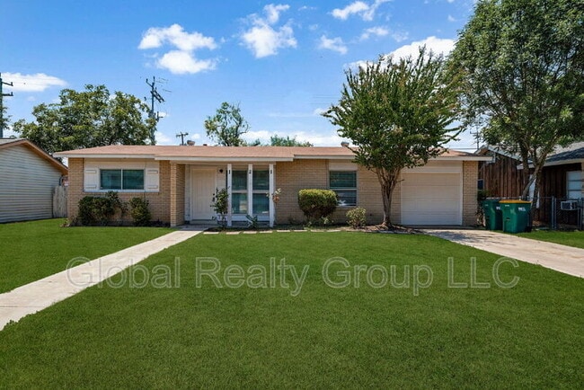 Building Photo - 121 Rosewood Dr Rental