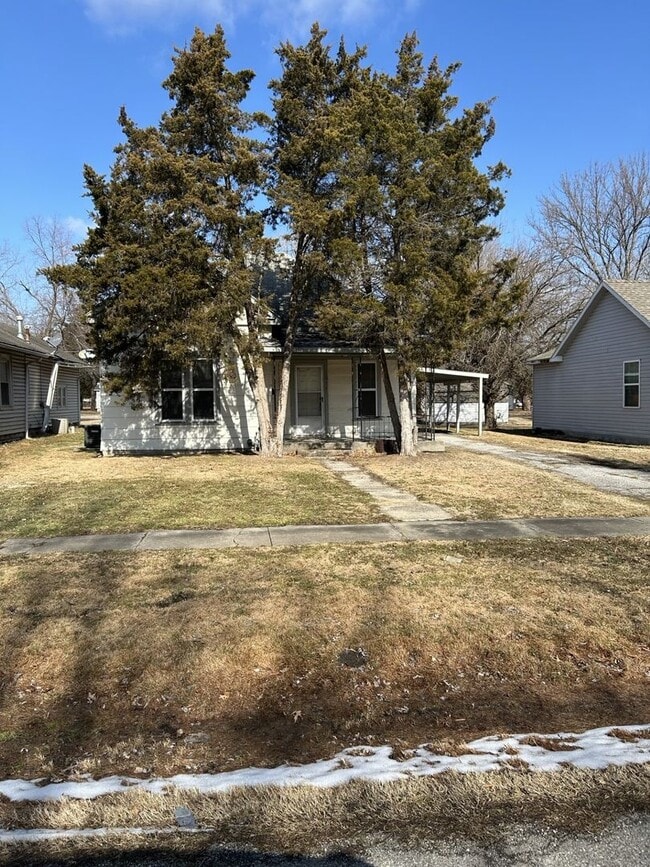 Building Photo - So Cute! Check Out This 2BR/1BA Home w/Carport!