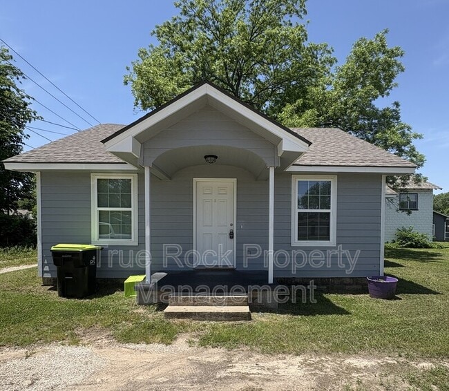 Building Photo - 211 S Ash Ave