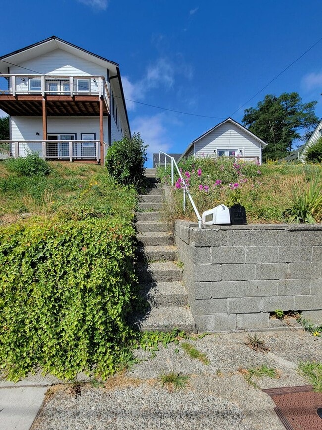 Photo - Remodeled, bright and spacious 3 bed close to ferries and base