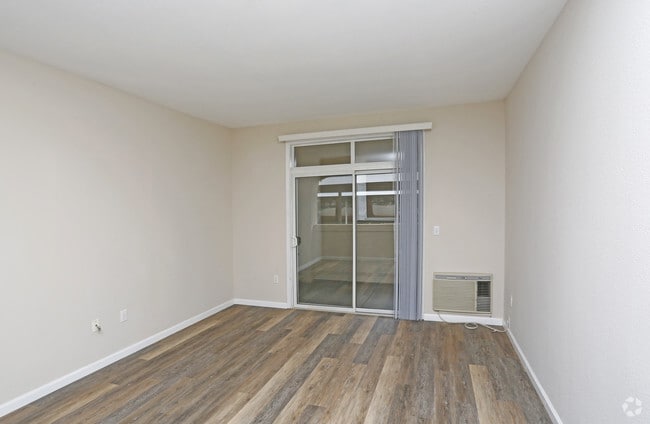 1x1-729 ft²-$3,095 Sala de estar (con patio)