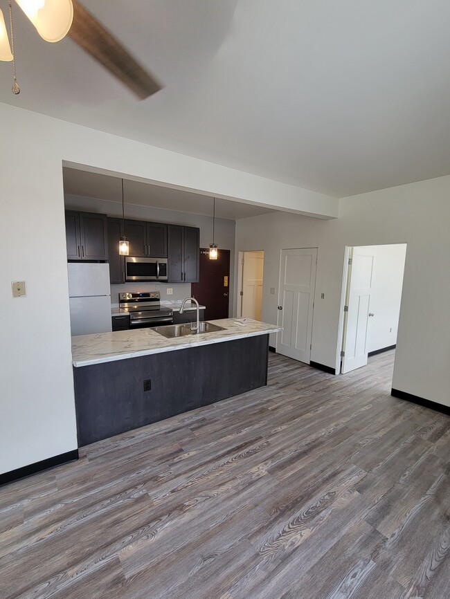Building Photo - 103 N Wisconsin St Unit 301 Rental