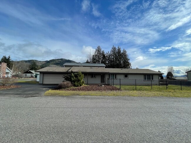 Building Photo - 3 Bedroom Home in White Salmon For Rent
