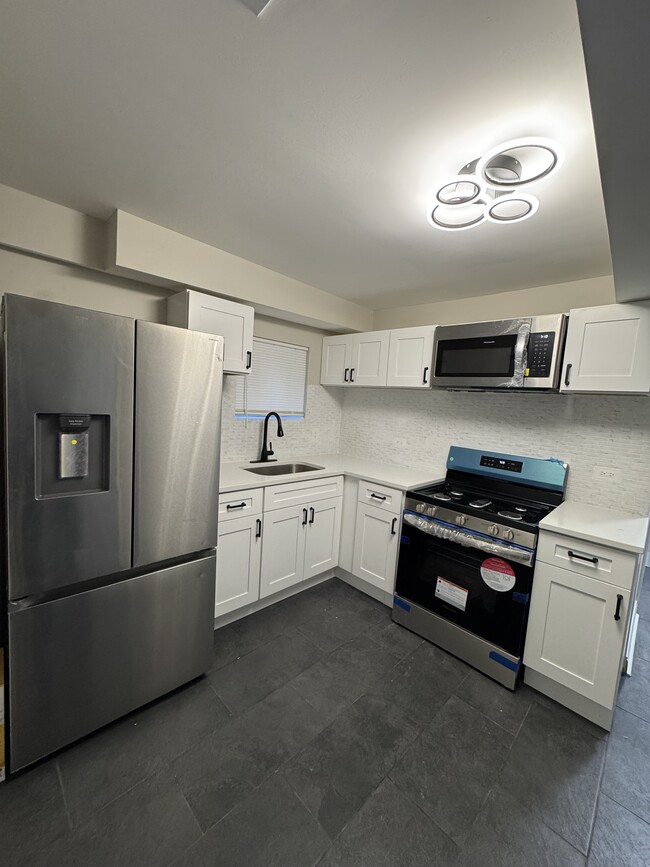 Kitchen - 1647 S Central Park Ave Apartments Unit Garden