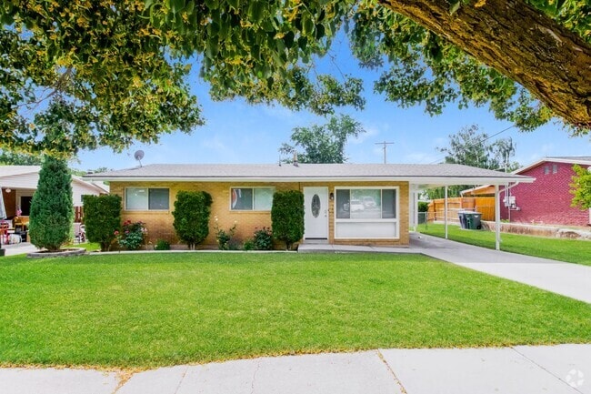 Building Photo - Cozy 3 Bed, 1 Bath Pet-Friendly Home with ...