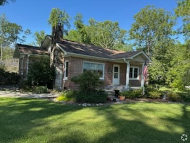 Building Photo - Simply a Classic! Rental