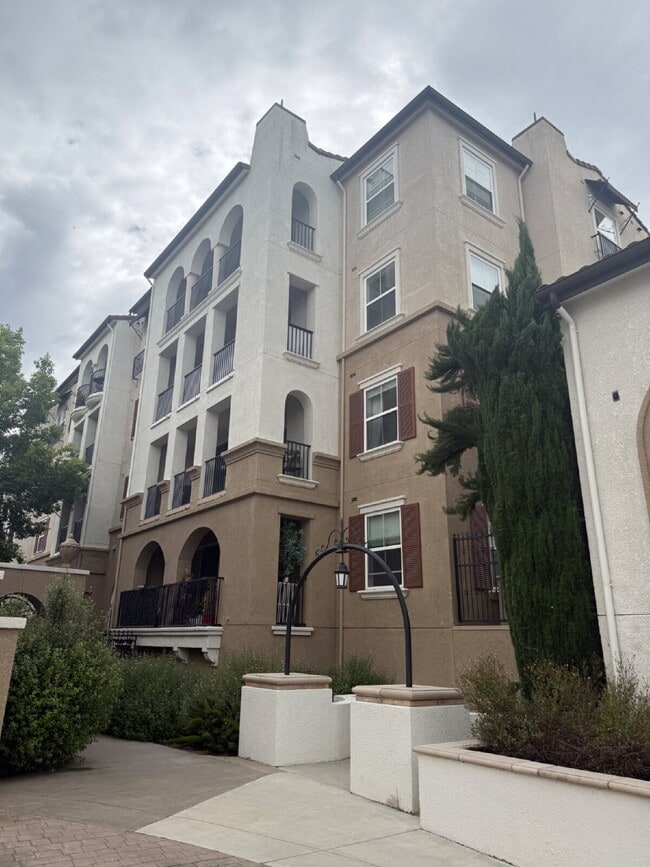 Building Photo - Stunning First level Luxury 2 Bed/2 Bath Condo Close to Everything in Dublin Unit 125