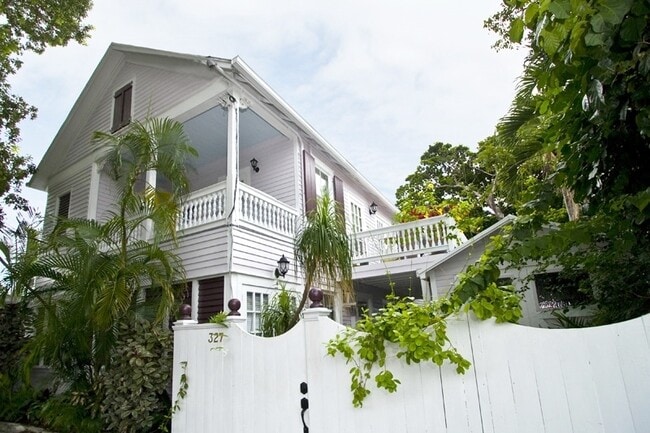 Building Photo - Furnished Studio Apartment in Old Town