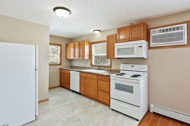Photo - Updated 2 Bedroom with Hardwood Floors! Unit 3