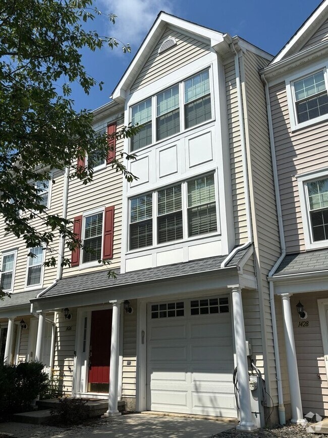 Building Photo - Coming Soon - 3 bedroom townhouse
