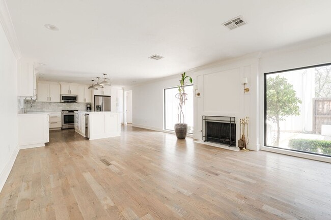 Photo - Beautiful Home in Nichols Hills + 3 bedrooms