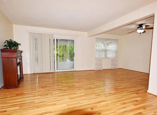 Living Room - 428 Montemar Ave Unit Apt C