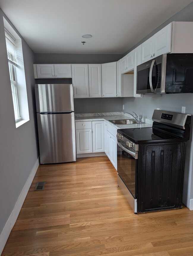 Building Photo - 223 Meadow St Rental