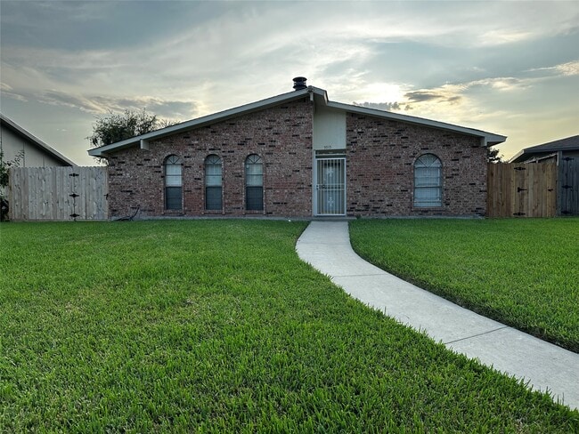 Building Photo - 5915 Trailview Dr Rental