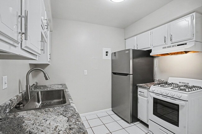 Building Photo - $300 off Move in Special! - Remodeled 2-Bed/1-Bath Kalamazoo Townhome $1099 - Ask about our no se...
