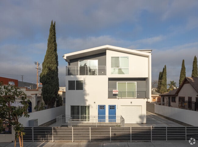 Alternar - 1119 N. Berendo St.