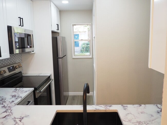 Photo - 962 S Weatherred Dr