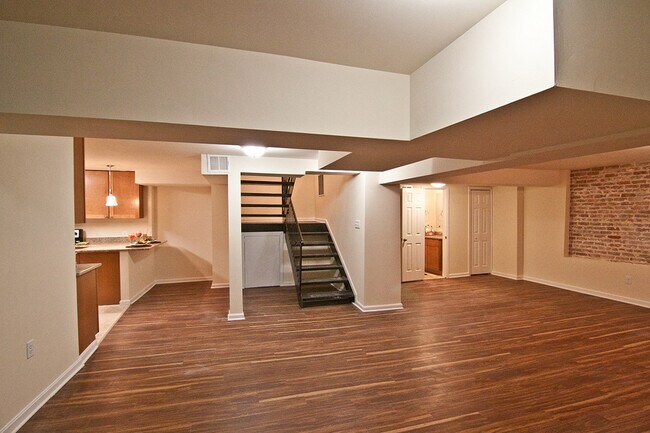 Spacious Living Room In 3 Bedroom 2 Level Apartment - ZZZOaklawn