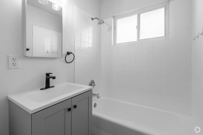 2BR, 1BA - 669SF - Bathroom