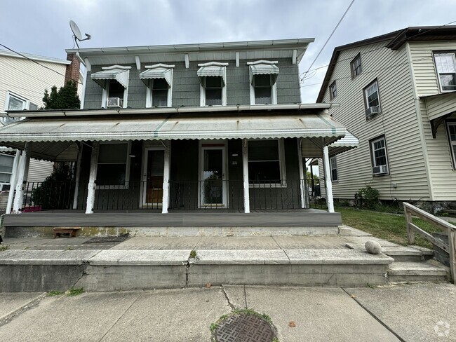 Building Photo - 820 Columbia Ave Rental