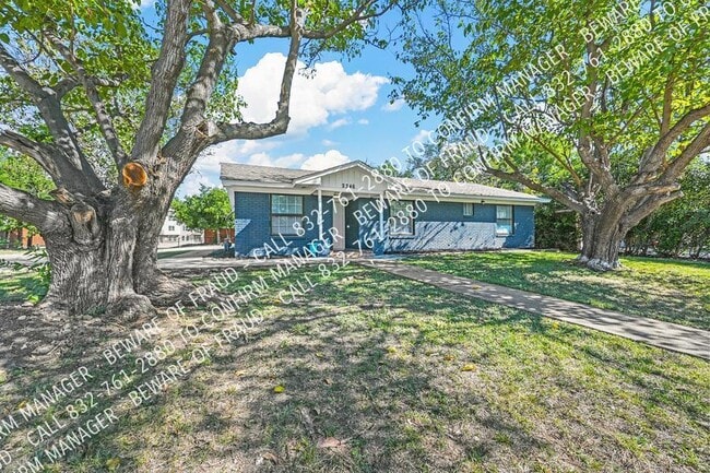 Corner Property Perfect for Multi-Families - Corner Property Perfect for Multi-Families House