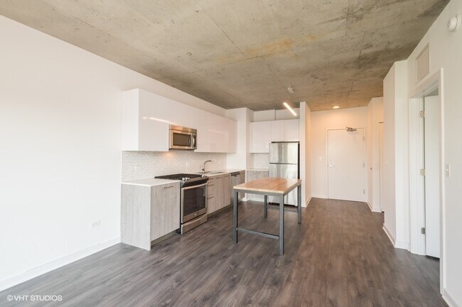 Photo - 1714 W Roscoe St