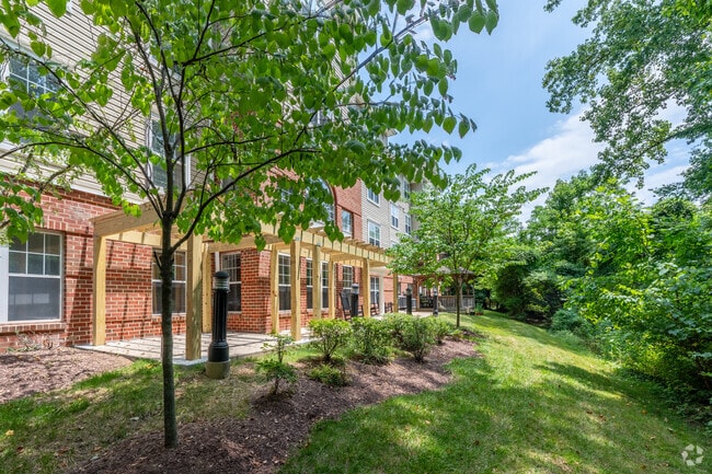 Área de estar trasera - HOC at Willow Manor LLC - Colesville