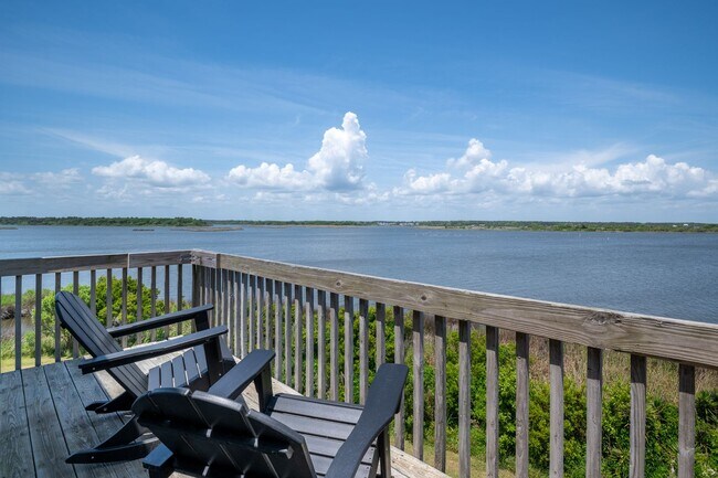 Building Photo - FURNISHED OFF-SEASON MONTHLY RENTAL-STARTI...