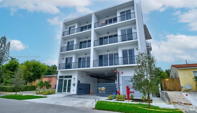 Building Photo - 2010 SW 25th Ter Unit 204 Rental
