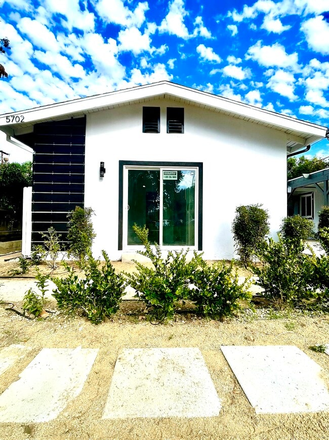 Building Photo - 5700 Vanalden Ave Unit Studio