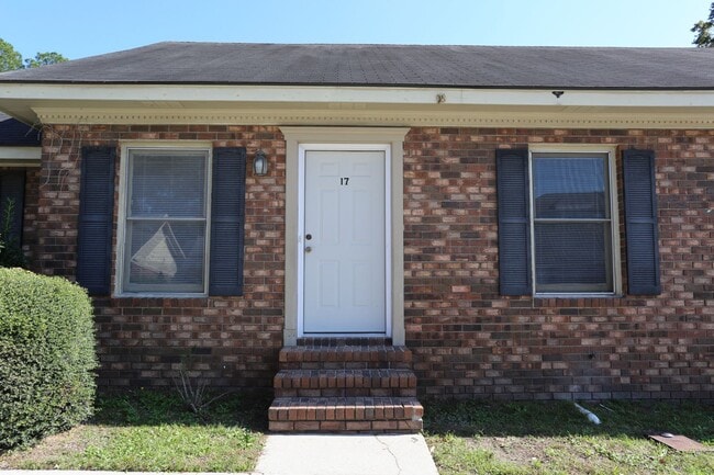 Building Photo - 2 bedroom for Immediate Move In!