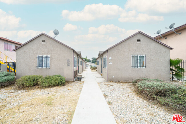 Photo - 634 W 81st St Casa