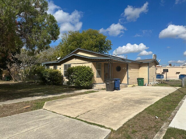 Conveniently located to Lackland AFB and J... - Conveniently located to Lackland AFB and J... House