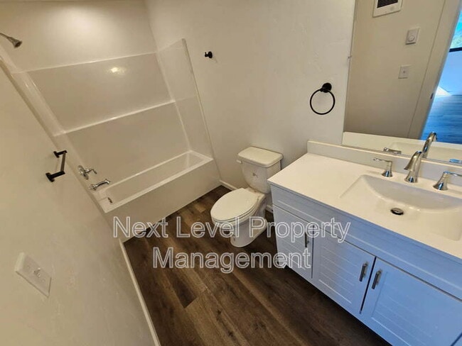 Photo - 1002 Hillside Ct