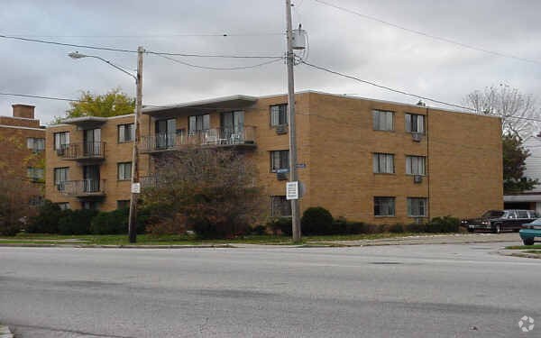 Photo - 18012 Lake Shore Blvd Apartments