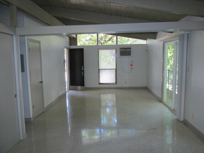 Photo - 506 W 7th St