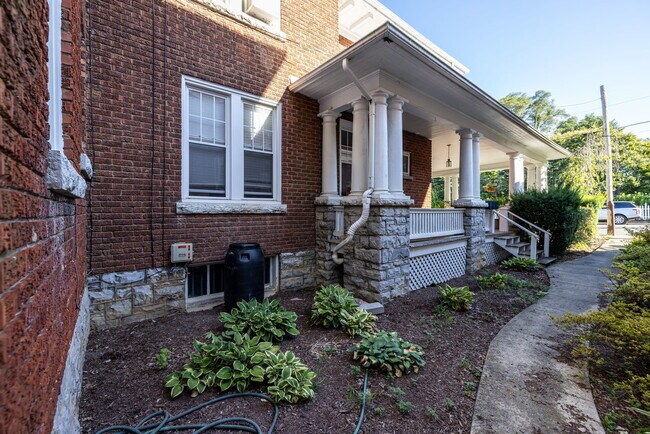 One bedroom downtown living with utilities included!