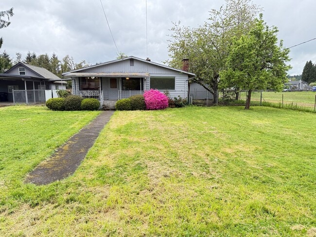 Building Photo - Huge 4 bedroom 2 bath house!